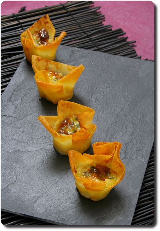 Mini-corolles apéritives aux poires caramélisées, Fourme d'Ambert, confiture des figues et noix