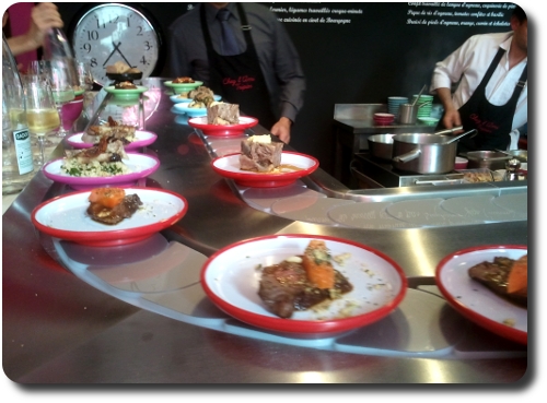 Les plats défilent sur le sushi-rail