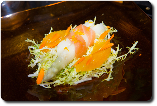 asperges au saumon et gingembre sur lit de salade à l'orange