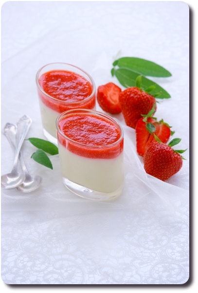 Budino de crème à la sauge et sauce aux fraises